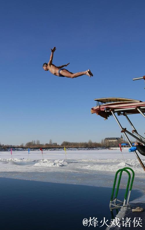 抚顺浑河畔332名中外泳士冬泳竞技,上演冰与火的较量 抚顺浑河畔332名中外泳士冬泳竞技,上演冰与火的较量